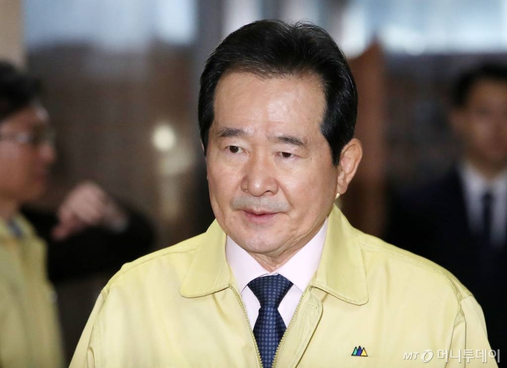 [서울=뉴시스]박미소 기자 = 정세균 국무총리가 21일 오전 서울 종로구 정부서울청사에서 열린 '신종 코로나 바이러스 감염증(코로나19) 대응 확대 중앙사고수습본부 회의'에 참석하고 있다. 2020.02.21.  misocamera@newsis.com