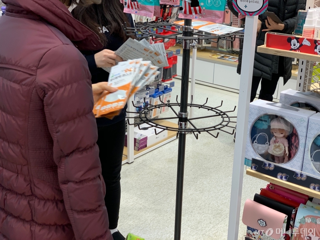 21일 오전 11시 30분 대구 수성구에 위치한 이마트 만촌점에서 마스크를 구매하고 있는 한 고객의 모습/사진=이강준 기자