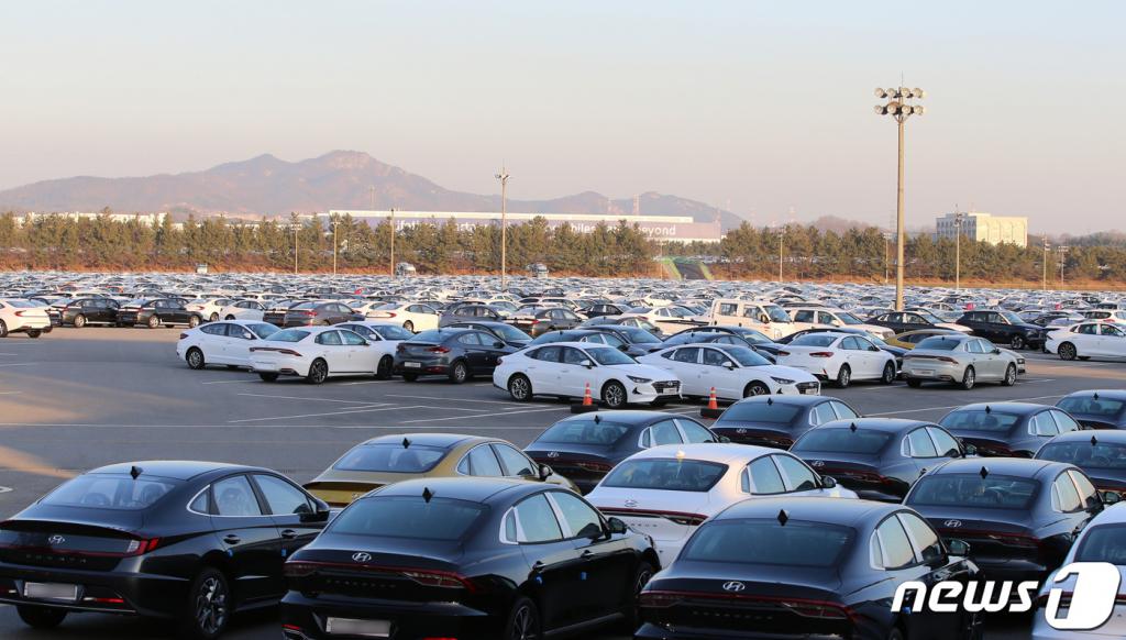 10일 오후 충남 현대자동차 아산공장 출고센터에 완성된 자동차가 주차돼 있다. 현대자동차는 신종 코로나 바이러스 감염증(우한폐렴) 여파로 중국산 ‘와이어링 하니스’부품  공급에 차질이 빚어지면서 전체 공정이 휴업에 들어갔다. 2020.2.10/사진=뉴스1