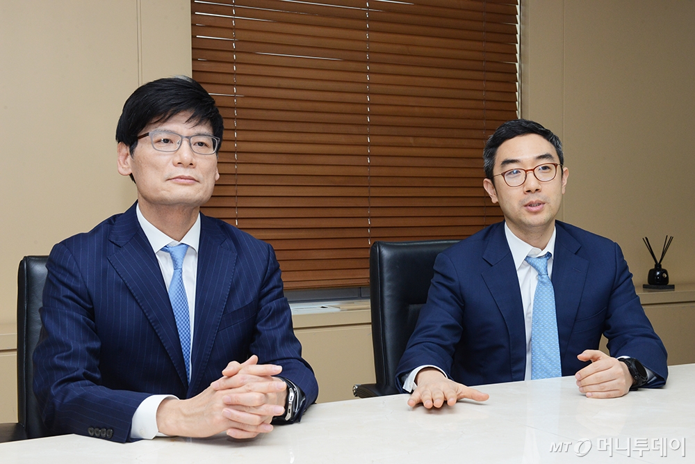 왼쪽부터 법무법인 태평양의 강현, 홍승일 변호사. 이들은 2019년 하반기 증시에서 각광을 받은 롯데리츠, NH프라임리츠의 상장 과정에서 법률자문을 훌륭히 수행한 공로로 '제17회(2019년 회계연도) 대한민국 IB대상' 최우수 법률자문상을 수상했다. / 사진제공=법무법인 태평양