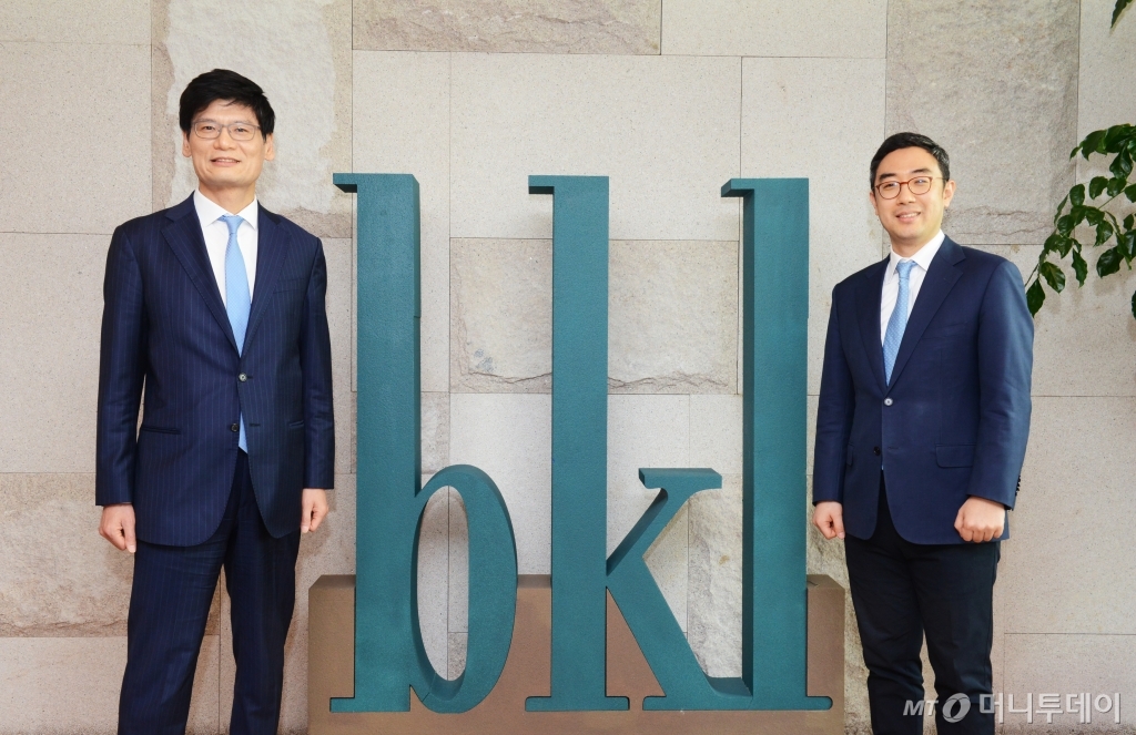 왼쪽부터 법무법인 태평양의 강현, 홍승일 변호사. 이들은 2019년 하반기 증시에서 각광을 받은 롯데리츠, NH프라임리츠의 상장 과정에서 법률자문을 훌륭히 수행한 공로로 '제17회(2019년 회계연도) 대한민국 IB대상' 최우수 법률자문상을 수상했다. / 사진제공=법무법인 태평양