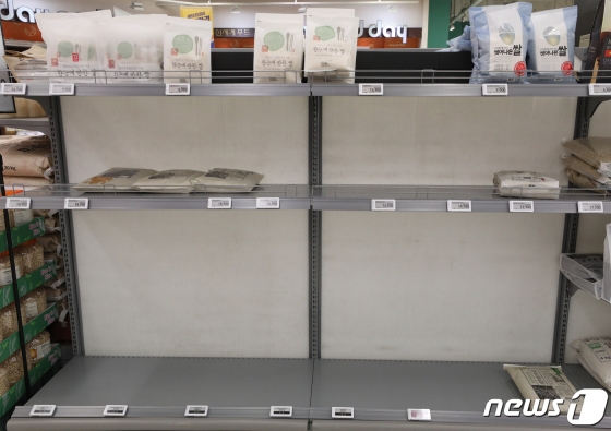 대구에서 신종 코로나바이러스 감염증(코로나19)이 확산 중인 가운데 21일 대구의 한 마트에 사재기로 인해 쌀 매대가 텅 비어있다.  코로나19의 무차별적 확산으로 수십명의 확진자가 발생하고 첫 사망자까지 발생하면서 대구에서는 온·오프라인 상에서 생필품 사재기가 발생하고 있다./사진=뉴스1