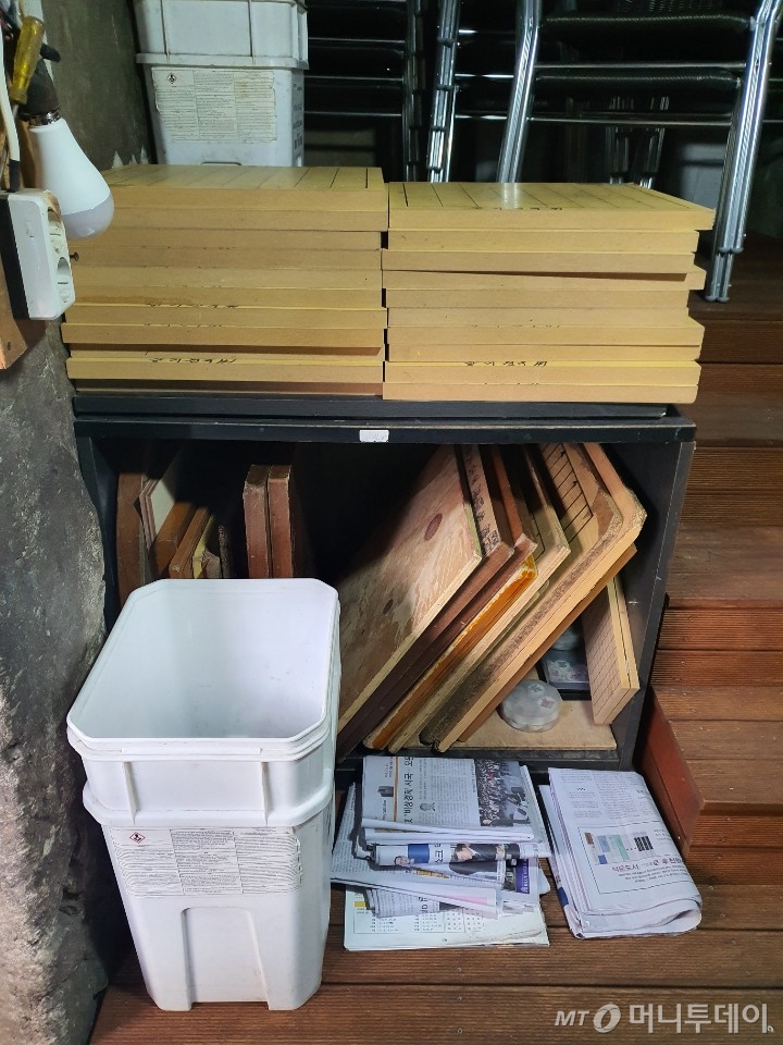 21일 오전 탑골공원 창고에 보관중인 장기. 장기를 자주하는 서모씨(65)는 "종로구청 방침으로 '코로나19'가 잦아들 때까지 꺼내지 못하도록 됐다"고 말했다. /사진=정경훈 기자