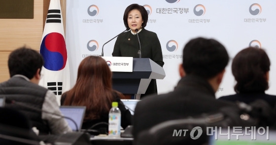 박영선 중소벤처기업부 장관이 지난 8일 오전 서울 종로구 정부서울청사 별관 브리핑실에서 경북 포항시 영일만 일대 'GS건설 배터리 리사이클 제조시설 구축' 관련 브리핑을 하고 있다.&nbsp;GS건설은 배터리 리사이클 사업을 신성장사업으로 추진하고 향후 3년간 포항 영일만 4산업단지 일대 36,000평 부지에 토지매입(180억원), 배터리 재활용 생산공장 건설(300억원), 기계설비구축(520억원) 등 총 1,000억원을 투자할 계획이다. / 사진=김창현 기자 chmt@