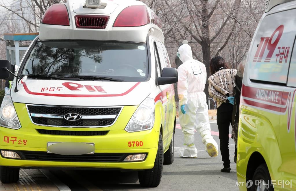 '코로나19' 확진자가 전일(오전 9시 기준) 대비 50명이 증가한 21일 오후 대구의료원에 구급차를 타고 온 의심 환자가 선별진료소로 이동하고 있다. / 사진=김휘선 기자 hwijpg@
