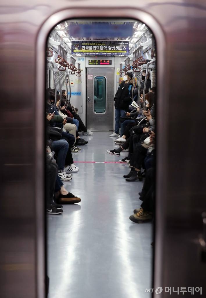  '코로나 19' 확진자가 전날 기준 총 104명, 대구·경북 지역 70명으로 늘어난 21일 오전 대구 중구 문양 방면 지하철 내부가 한산한 모습을 보이고 있다. / 사진=김휘선 기자 hwijpg@