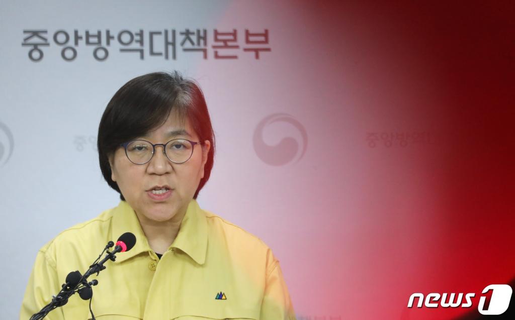 정은경 질병관리본부장은 지난달 26일 "역학조사에 협조하지 않거나 거짓으로 답변한 경우 2000만원 이하의 벌금과 2년 이하의 징역을 하게 돼있다"고 밝혔으나 명확한 법적 근거 없이는 실현되기 어렵다. /사진=뉴스1