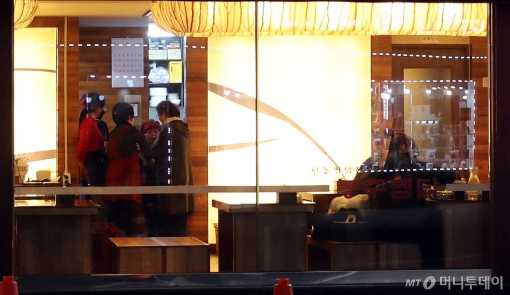 지난18일 이후 대구지역 코로나19 확진자가 128명까지 불어난 가운데 21일 오후 대구 동성로 일대가 평소와 달리 한산한 분위기가 연출되고 있다.대구시 관계자는 “코로나19 감염자의 지속적인 증가로 이제는 지역사회 전파단계에 도달한 것으로 보인다”며 “3월까지 계획됐던 모든 행사를 취소하거나 연기하고, 어린이집 1324개소에 당분간 휴원을 권고했다”고 말했다. / 사진=대구=임성균 기자 tjdrbs23@