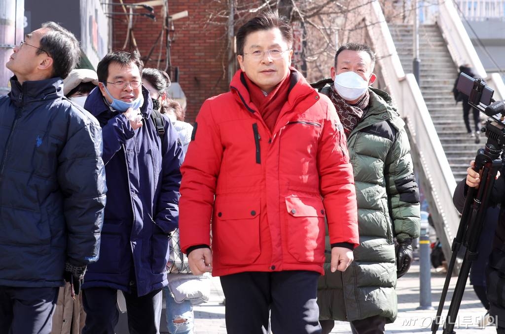 황교안 미래통합당 대표가 18일 오후 서울 종로구 교남동 상가밀집지역을 방문해 주민들과 인사를 하고 있다./사진=김휘선 기자