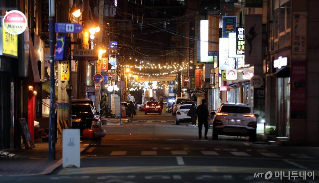 지난18일 이후 대구지역 코로나19 확진자가 128명까지 불어난 가운데 21일 오후 대구 동성로 일대가 평소와 달리 한산한 분위기가 연출되고 있다.대구시 관계자는 “코로나19 감염자의 지속적인 증가로 이제는 지역사회 전파단계에 도달한 것으로 보인다”며 “3월까지 계획됐던 모든 행사를 취소하거나 연기하고, 어린이집 1324개소에 당분간 휴원을 권고했다”고 말했다. / 사진=대구=임성균 기자 tjdrbs23@