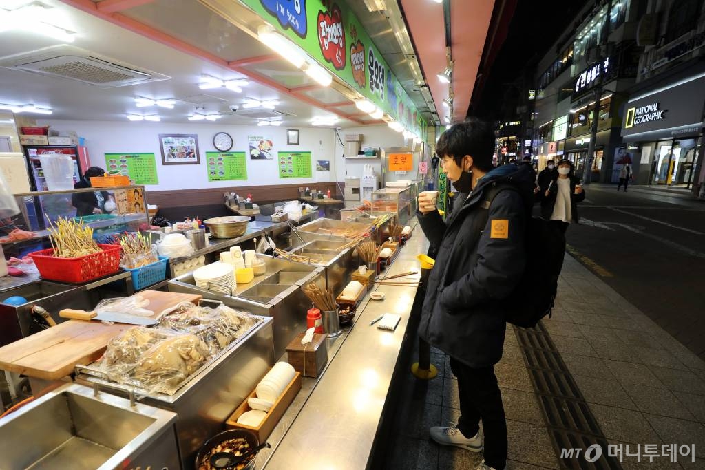 지난18일 이후 대구지역 코로나19 확진자가 128명까지 불어난 가운데 21일 오후 대구 동성로 일대가 평소와 달리 한산한 분위기가 연출되고 있다.대구시 관계자는 “코로나19 감염자의 지속적인 증가로 이제는 지역사회 전파단계에 도달한 것으로 보인다”며 “3월까지 계획됐던 모든 행사를 취소하거나 연기하고, 어린이집 1324개소에 당분간 휴원을 권고했다”고 말했다. / 사진=대구=임성균 기자 tjdrbs23@