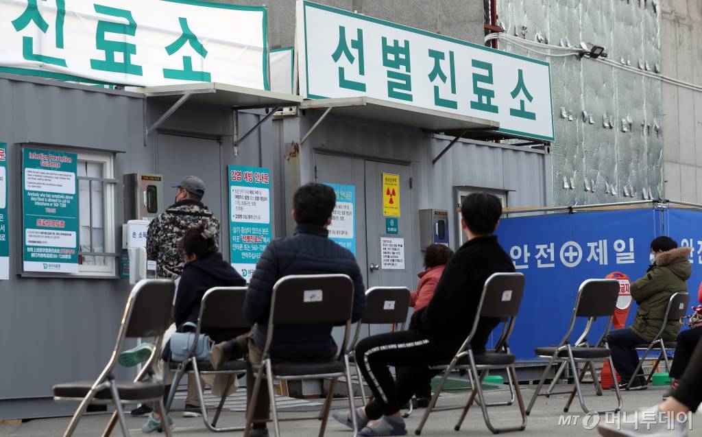 &amp;nbsp;대구·경북지역에 다수의 코로나19 추가 확진자가 나온 것으로 알려진 19일 서구 대구의료원 선별진료소를 찾은 의심 환자들이 검사를 위해 줄지어 기다리고 있다. / 사진=김휘선 기자 hwijpg@