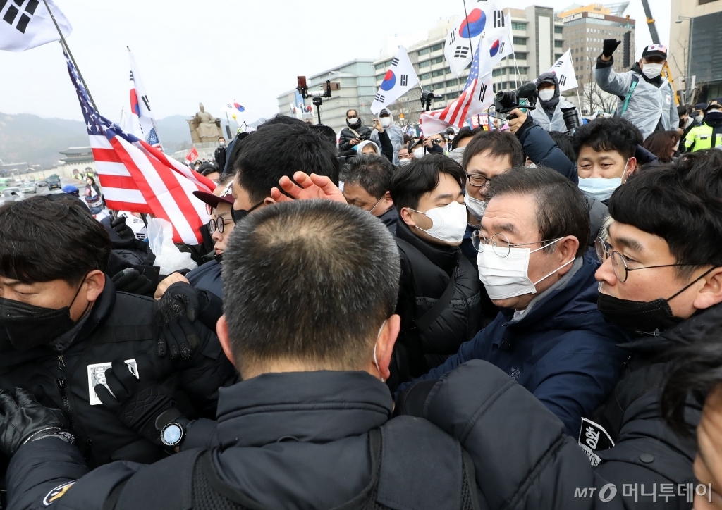 박원순 서울 시장이 15일 서울 광화문 교보빌딩 앞에서 문재인하야범국민투쟁본부(범투본) 주최로 열린 대한민국 바로 세우기 국민대회에 참석, 집회 참가자들에게 도심내 집회금지를 알린 뒤 빠져나가고 있다. /사진제공=뉴스1