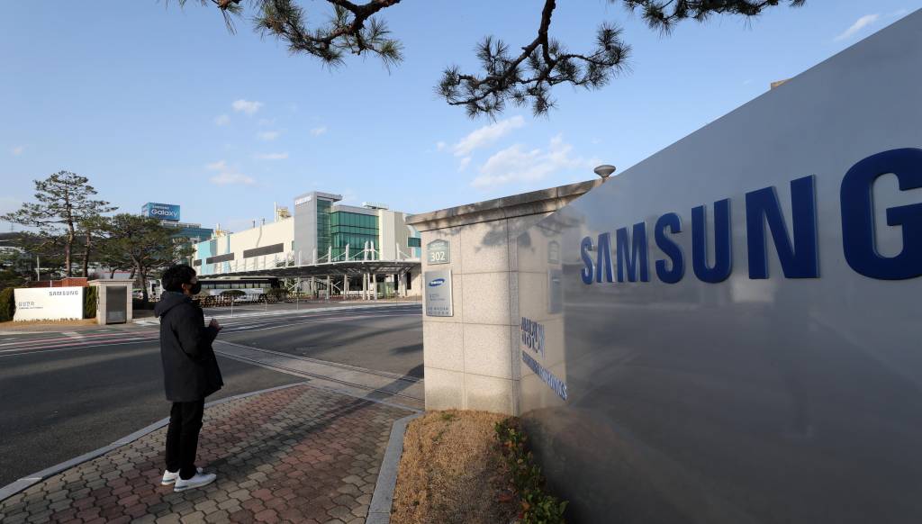 대구지역 코로나19 확진자가 154명으로 증가한 22일 오후 한 자동차 부품공장 정문에 발열체크 안내판이 세워져 있다. /사진=임성균 기자(대구)