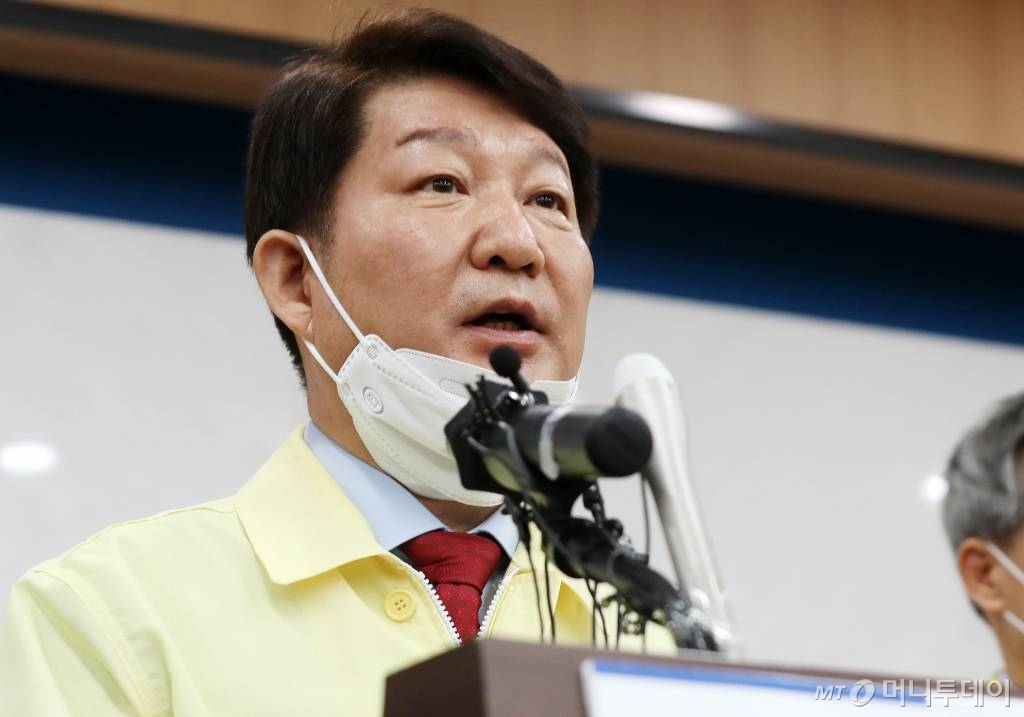  권영진 대구광역시장이 20일 오전 대구시청에서 '코로나19' 대응 관련 정례브리핑을 열고 발언하고 있다. / 사진=김휘선 기자 hwijpg@