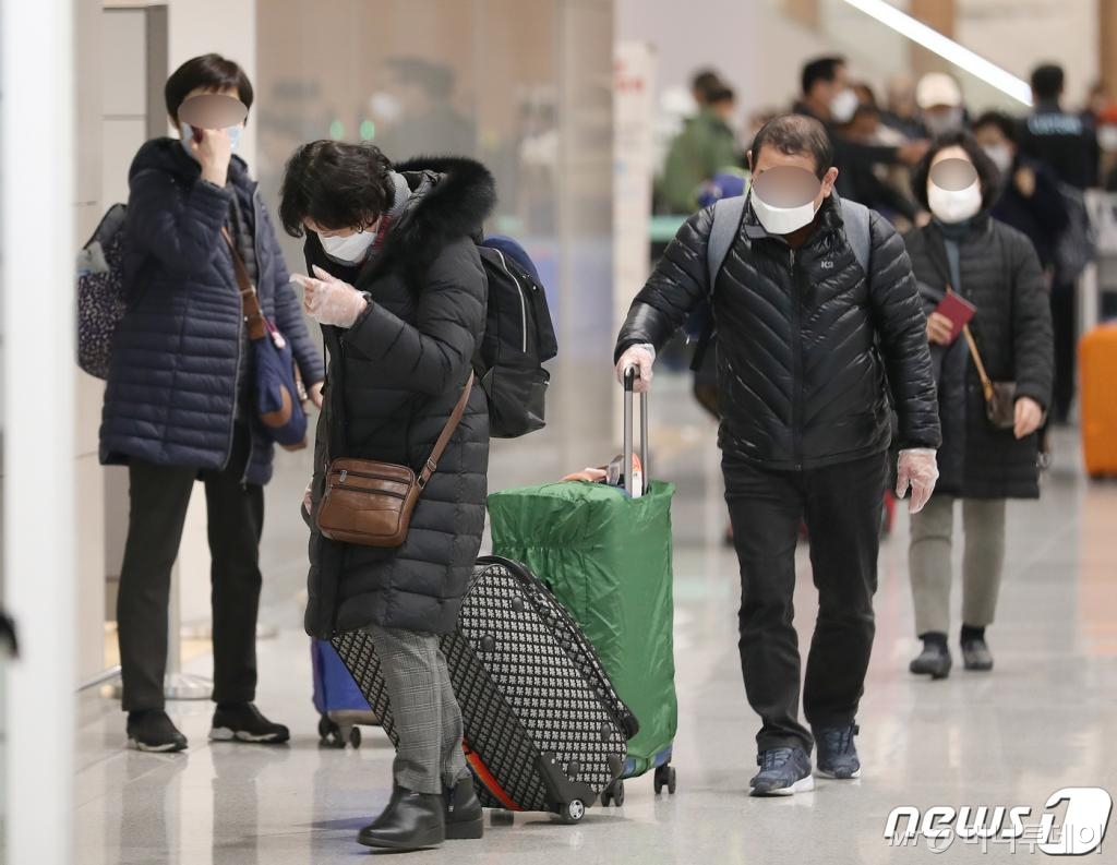 (인천공항=뉴스1) 김진환 기자 = 신종코로나바이러스감염증(코로나19)에 대한 우려로 이스라엘행 항공기에 탑승한 뒤 입국을 금지 당한 한국인 관광객들이 23일 오후 인천국제공항을 통해 귀국하고 있다.  이스라엘 보건 당국은 이스라엘과 요르단강 서안지구(웨스트뱅크)를 방문한 77명의 한국 관광객 중 9명이 신종코로나 19 확진 판정을 받은 후 한국에서 들어오는 외국인의 입국을 금지했다. 2020.2.23/뉴스1  <저작권자 © 뉴스1코리아, 무단전재 및 재배포 금지>