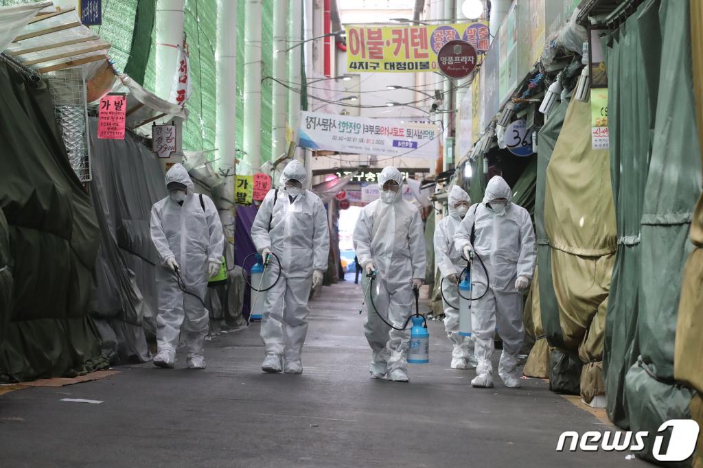 신종 코로나바이러스 감염증(코로나19) 확산이 계속되는 가운데 23일 임시휴장에 들어간 대구 중구 서문시장에서 상인연합회 관계자들이 방역을 하고 있다./사진=뉴스1