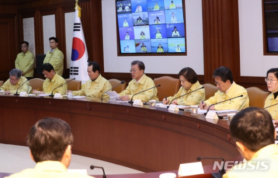 [서울=뉴시스]박영태 기자 = 문재인 대통령이 23일 오후 정부서울청사에서 열린 신종 코로나바이러스 감염증(코로나19) 범정부대책회의에 참석해 발언할 때 회의실 모니터에 권영진 대구시장과 이철우 경북도지사를 비롯한 시도지사들의 모습이 보이고 있다. 2020.02.23.  since1999@newsis.com
