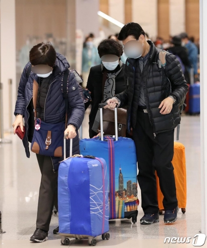 신종코로나바이러스감염증(코로나19)에 대한 우려로 이스라엘행 항공기에 탑승한 뒤 입국을 금지 당한 한국인 관광객들이 23일 오후 인천국제공항을 통해 귀국하고 있다.  이스라엘 보건 당국은 이스라엘과 요르단강 서안지구(웨스트뱅크)를 방문한 77명의 한국 관광객 중 9명이 신종코로나 19 확진 판정을 받은 후 한국에서 들어오는 외국인의 입국을 금지했다./사진=뉴스1