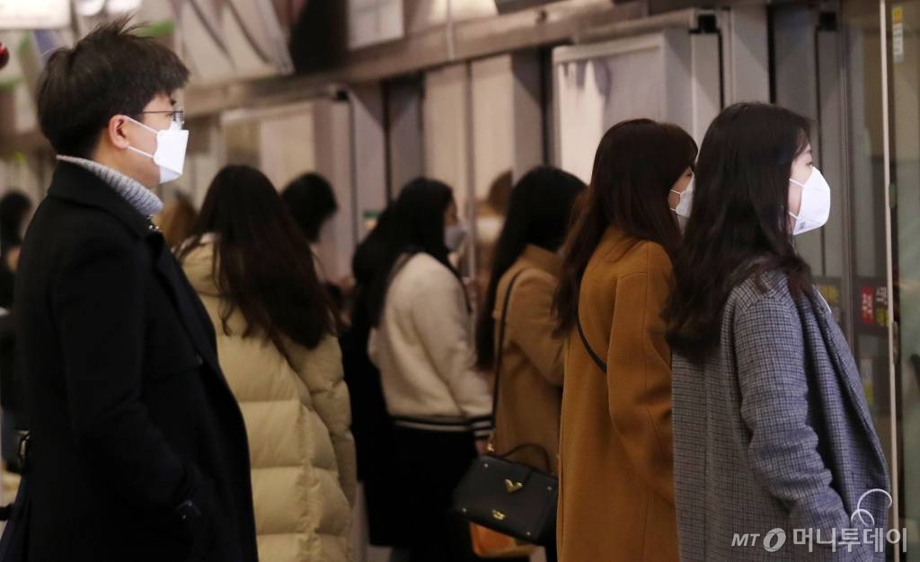21일 오전 대구 중구 반월당역에서 시민들이 마스크를 쓰고 출근하고 있다./사진=김휘선 기자