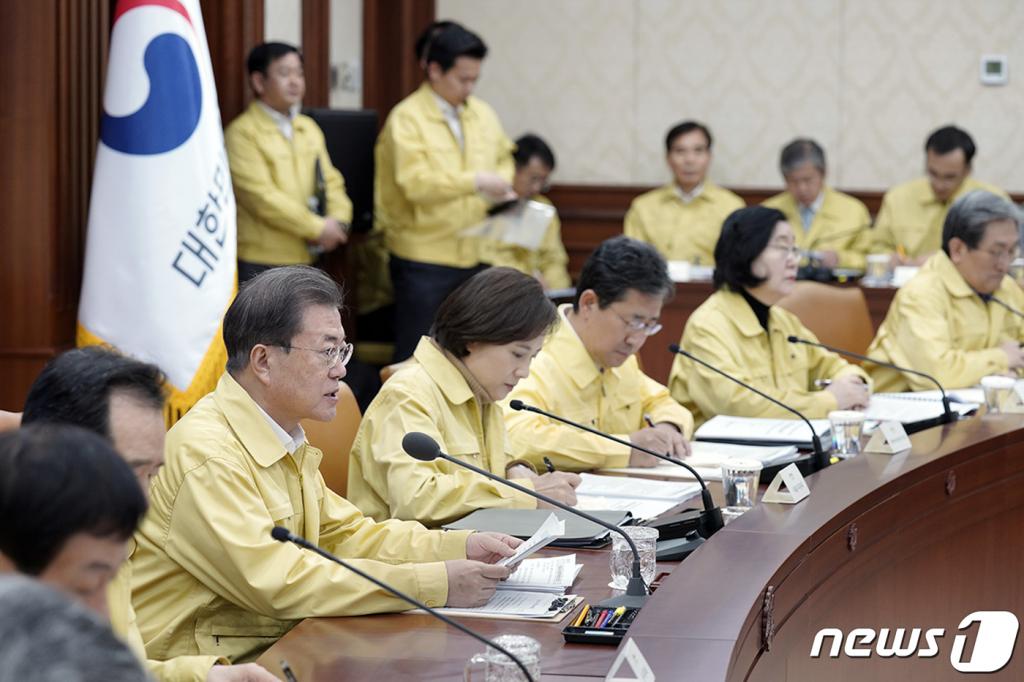 문재인 대통령이 23일 오후 서울 종로구 정부서울청사 영상회의실에서 코로나19 범정부대책회의를 주재하고 있다. /사진=청와대 제공=뉴스1