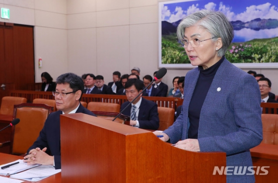 [서울=뉴시스] 장세영 기자 = 강경화 외교부 장관이 18일 서울 여의도 국회 외교통일위원회 전체회의에서 코로나19, 한미방위비분담금 협상 등 현안에 대해 보고하고 있다. 2020.02.18.   photothink@newsis.com