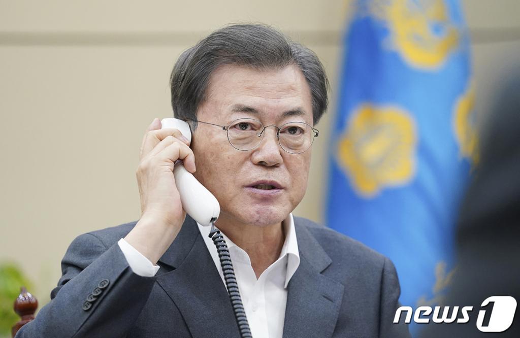 문재인 대통령이 20일 오후 청와대에서 시진핑 중국 국가주석과 전화통화를 하고 있다.(청와대 제공)/사진=뉴스1