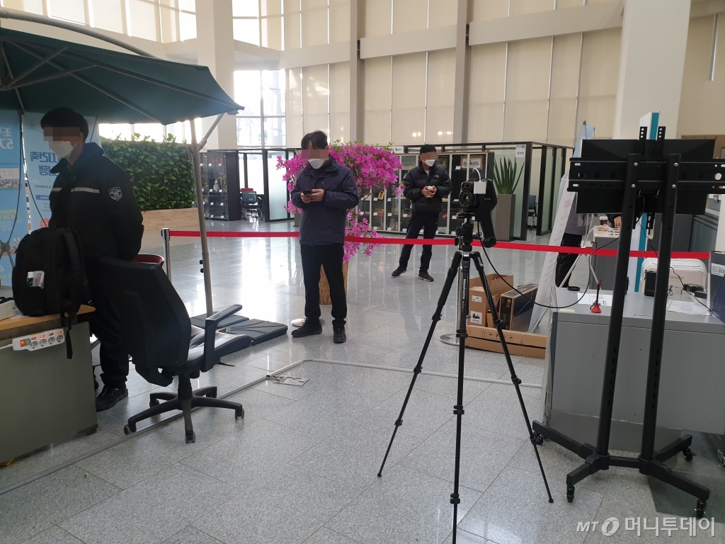 24일 정부세종청사 13동 산업통상자원부 출입구에 출입자들의 발열 여부를 감지하기 위한 열화상카메라가 설치돼 있다./사진=권혜민 기자