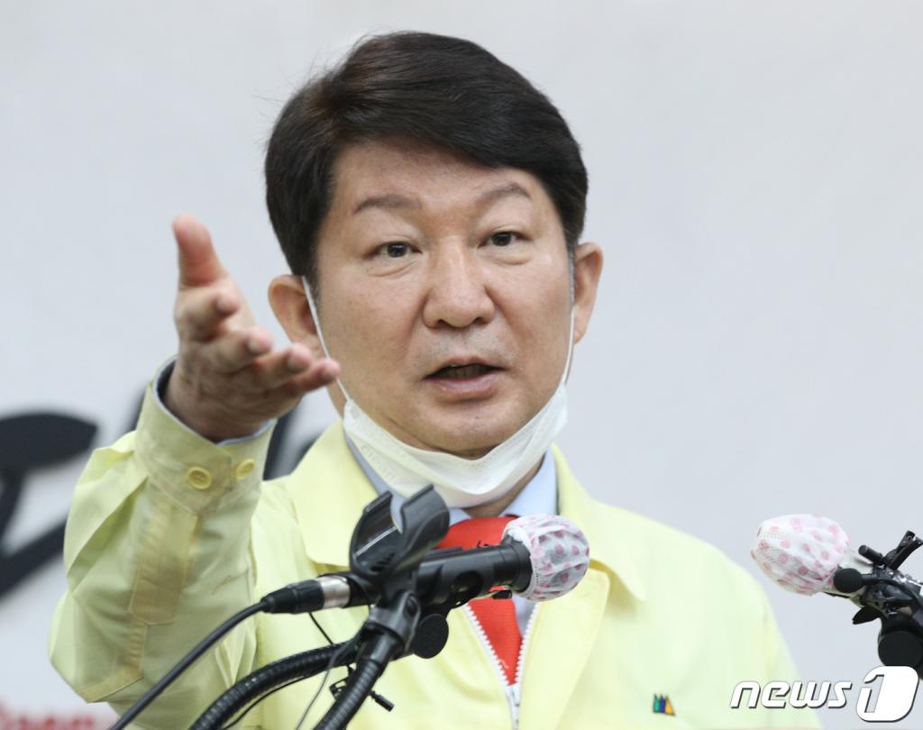 서울대병원이 전문 방역기관에 의뢰해 진료공간 방역소독작업을 진행하고 있다 / 사진제공=서울대병원