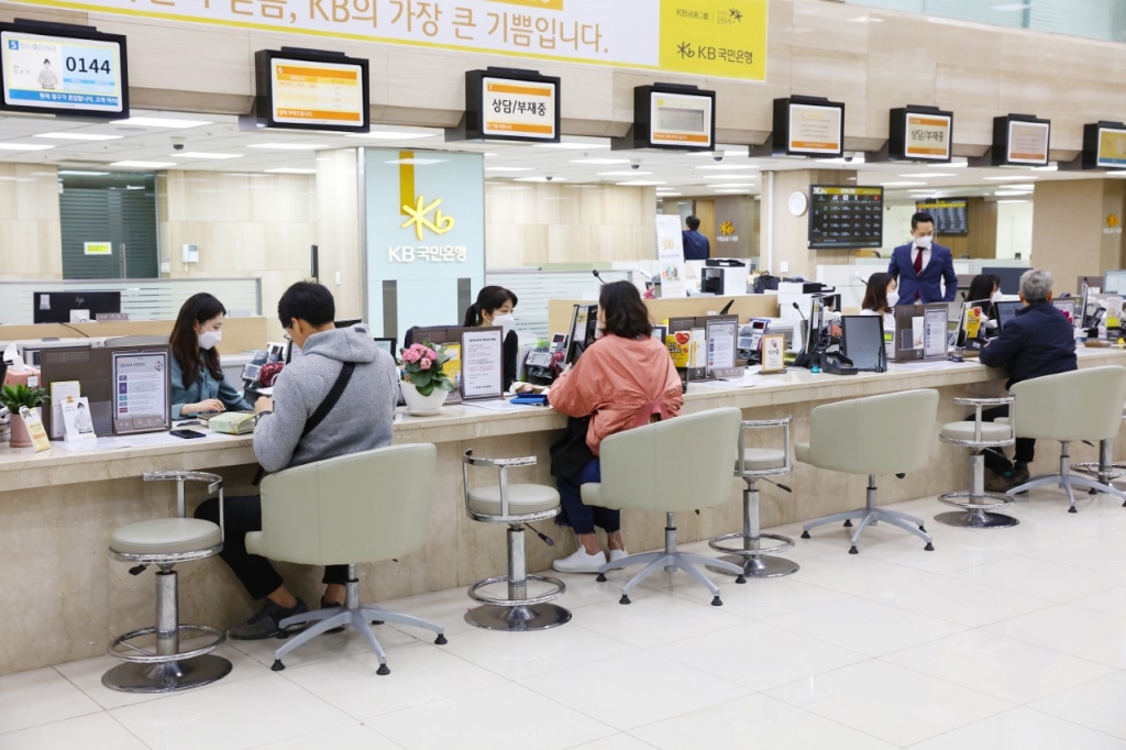 '코로나19'가 확산하는 가운데 KB국민은행 여의도영업부 직원들이 마스크를 쓰고 고객을 대하는 모습./사진제공=KB국민은행