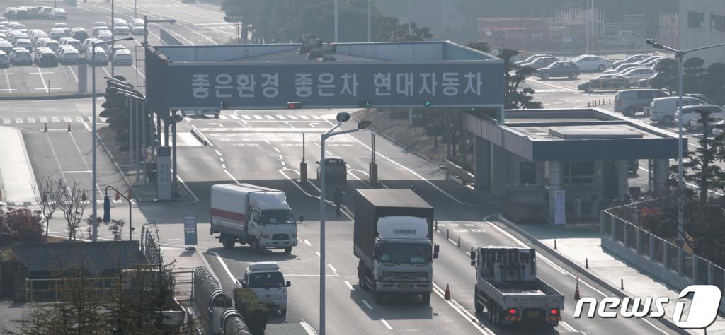 울산시 북구 현대차 공장 명촌정문에 납품 차량들이 드나들고 있다. /사진=뉴스1