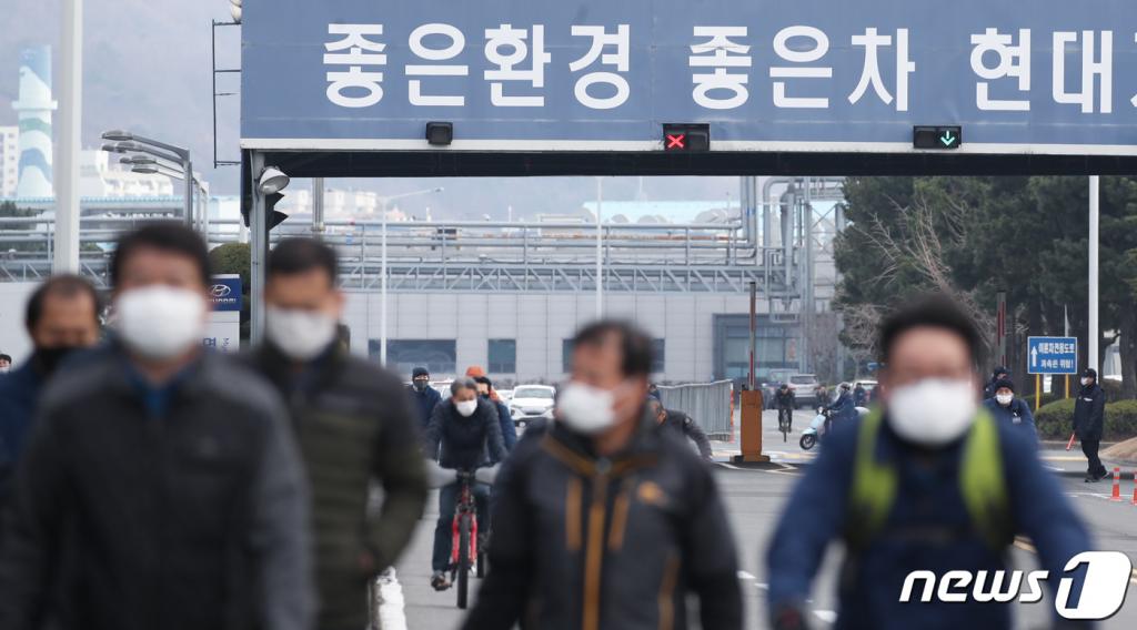 31일 울산시 북구 현대자동차 울산공장 오전 출근조 노동자들이 마스크를 착용하고 명촌정문을 통해 퇴근하고 있다. 현대차 울산공장은 최근 와이어링(전선 제품)을 공급하는 중국 공장이 신종 코로나바이러스 감염증(우한폐렴)으로 인해 당분간 가동을 멈춰 생산 차질을 겪게 됐다. 이에 따라 현대차는 이번 주말에 예정됐던 팰리세이드 생산 라인인 울산4공장 특근을 철회했다. 이날 현대차 노사는 단체 휴가를 포함한 다양한 방안을 놓고 협의 중인 것으로 알려졌다. 2020.1.31/사진=뉴스1