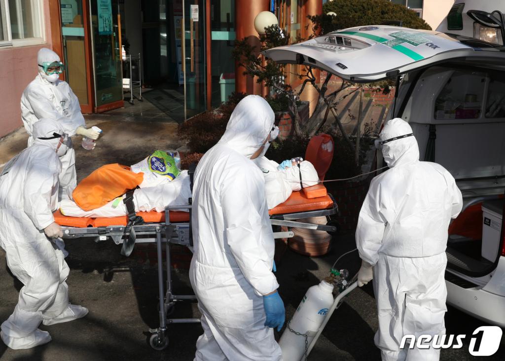 21일 오후 국내 첫 신종 코로나바이러스 감염증(코로나19) 사망자가 발생한 경북 청도군 청도대남병원에서 입원 중인 환자가 다른 병원으로 이송되고 있다. 2020.2.20/사진=뉴스1