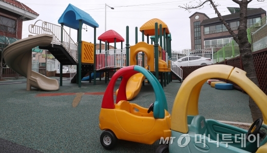 신종 코로나 바이러스(우한 폐렴) 네 번째 확진자가 평택 지역에서 나와 어린이집과 유치원이 임시 휴원 조치가 내려진 28일 오후 경기도 평택시의 한 어린이집에서 놀이터가 텅 비어있다./사진=김휘선 기자