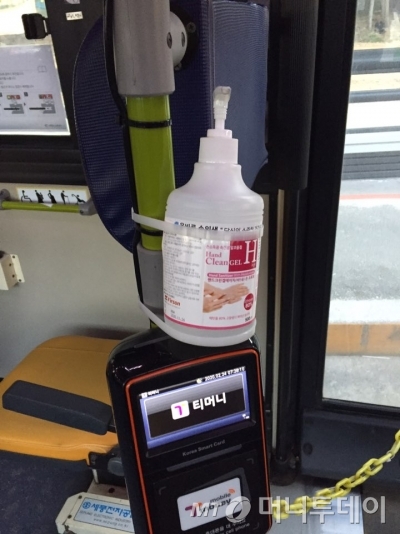 대전과 세종을 연결하는 990번 BRT 버스에 손세정제가 비치돼 있다./사진=유선일 기자