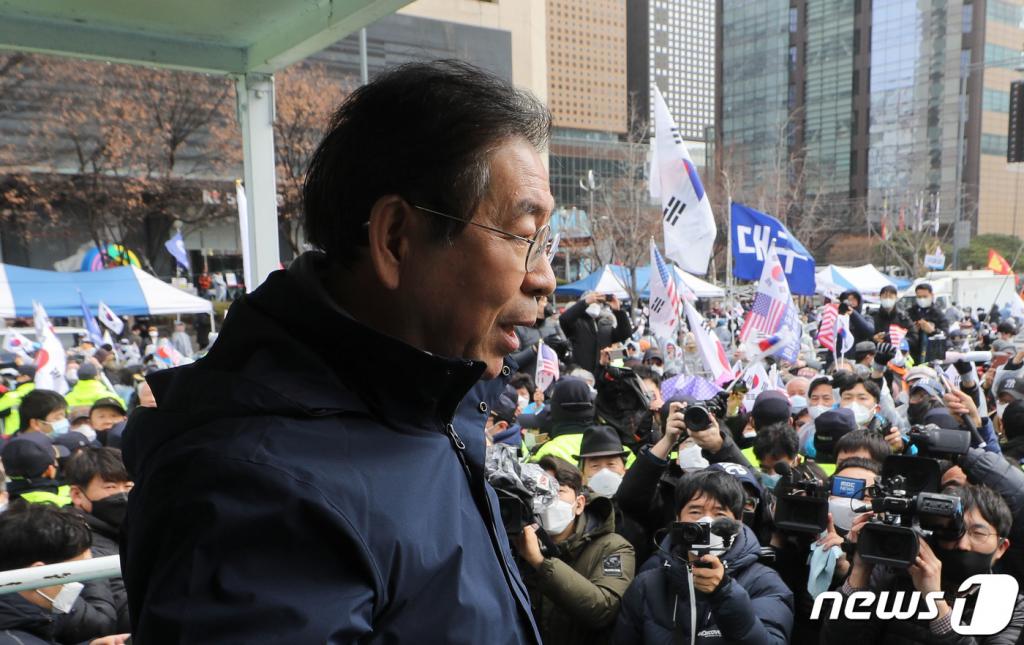 서울시가 21일 코로나19 확산 방지와 시민건강 보호를 위해 도심내 집회를 금지한 가운데 22일 오후 서울 종로구 광화문광장에서 박원순 서울시장이 문재인하야범국민투쟁본부(범투본) 주말집회 참가자들을 향해 해산을 촉구하고 있다./사진=뉴스1