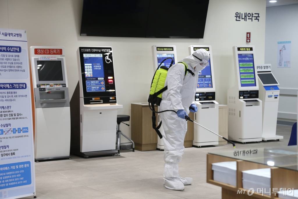 서울대병원이 전문 방역기관에 의뢰해 진료공간 방역소독작업을 진행하고 있다./사진=서울대 병원