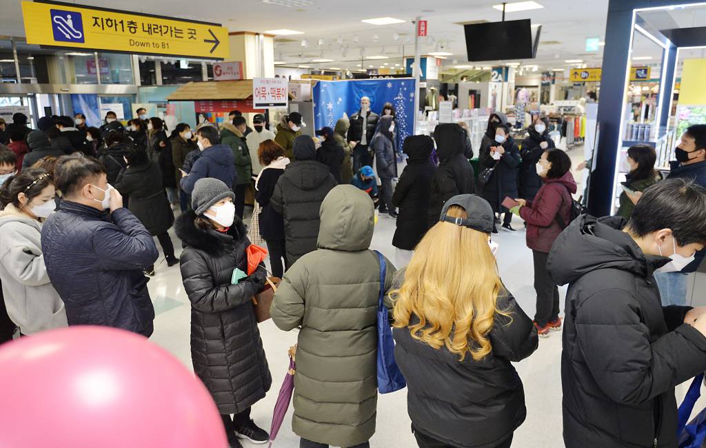 신종 코로나바이러스 감염증(코로나19) 확진자가 무더기로 급증하고 있는 24일 오전 대구 수성구 만촌동 이마트에서 시민들이 마스크를 구입하기 위해 줄을 서 있다. 2020.02.24./사진=뉴시스