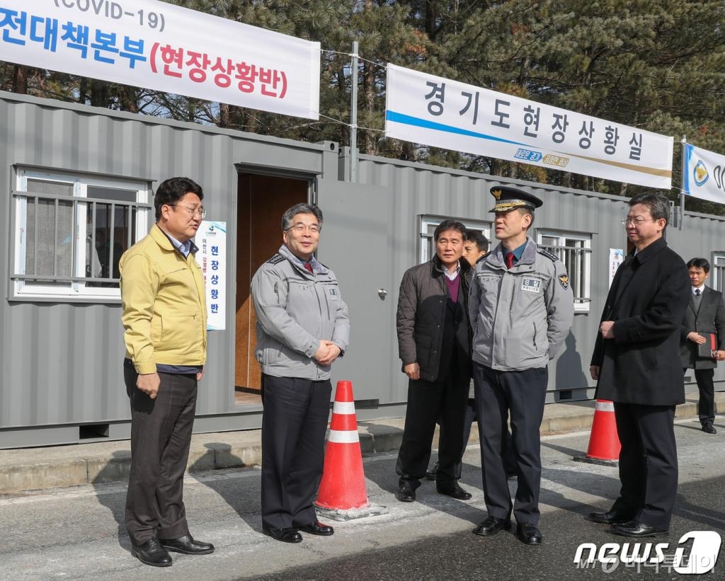 (서울=뉴스1) 황덕현 기자 = 민갑룡 경찰청장이 19일 중국 후베이성 우한 3차 귀국 교민 등이 머물고 있는 국방어학원을 찾아 근무 경찰관을 격려하고 현장을 점검했다. (경찰청 제공) 2020.02.20/뉴스1  <저작권자 © 뉴스1코리아, 무단전재 및 재배포 금지>