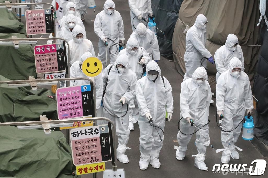 (대구=뉴스1) 공정식 기자 = 신종 코로나바이러스 감염증(코로나19) 확산이 계속되는 가운데 23일 임시휴장에 들어간 대구 중구 서문시장에서 상인연합회 관계자들이 방역을 하고 있다. 2020.2.23/뉴스1  <저작권자 © 뉴스1코리아, 무단전재 및 재배포 금지>