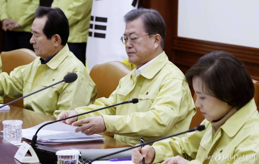 [서울=뉴시스]박영태 기자 = 문재인 대통령이 23일 오후 정부서울청사에서 열린 신종 코로나바이러스 감염증(코로나19) 범정부대책회의에 참석해 발언을 마친 후 생각에 잠겨 있다. 2020.02.23.  since1999@newsis.com