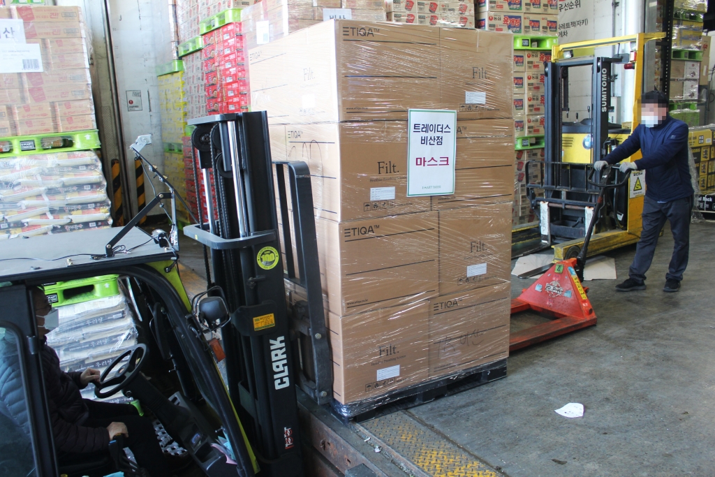 이마트와 트레이더스가 24일부터 대구·경북지역 총 8개 점포에서 KF94 마스크 141 만장을 820 원(개)에 판매한다. 트레이더스 비산점직원들이 23일 점포에 도착한 마스크를 하역하고 있는 모습./사진제공=이마트