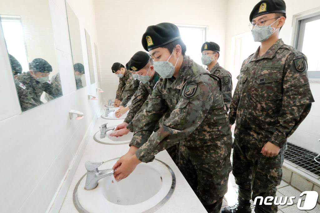 신종 코로나바이러스 감염증(코로나19) 울산 지역 확진자가 2명으로 늘어난 가운데 24일 오전 울산시 북구 한 대형마트에 1인당 30매씩 판매하는 마스크와 생필품 등을 구입한 시민들이 마트를 나서고 있다. 2020.2.24/사진=뉴스1