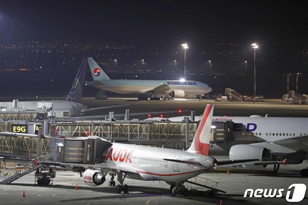 (AFP=뉴스1) 이동원 기자 = 22일(현지시간) 탑승객 200여명을 실은 대한항공 여객기가 이스라엘 텔아비브 벤구리온 국제공항에 계류해있다. 이스라엘은 이날 코로나19 감염증에 대한 우려로 이 여객기에 탄 한국인 등 200여명의 입국을 금지했다.   © AFP=뉴스1  <저작권자 © 뉴스1코리아, 무단전재 및 재배포 금지>