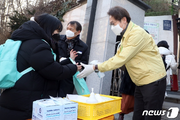 조희연 서울시교육감이 지난 3일 오전 서울 강남구 봉은초등학교에서 신종 코로나바이러스 감염증(코로나 19) 관련 현장 점검을 하고 있는 모습./뉴스1 © News1 황기선 기자