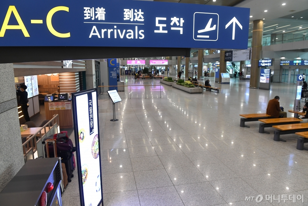 국내 '코로나 19' 확진자 급증에 따른 여파로 코스피 지수가 전 거래일보다 3.87% 하락 마감한 24일 오후 서울 중구 하나은행 딜링룸에서 딜러들이 업무를 보고 있다. /김휘선 기자