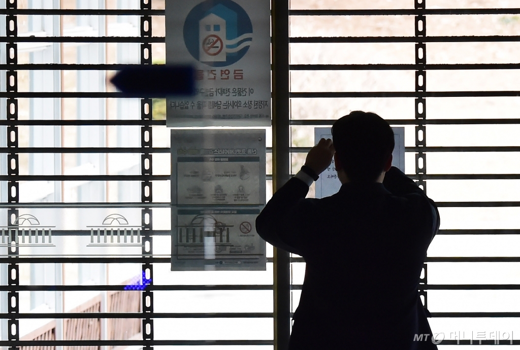 명성교회 부목사 1명과 신도 5명이 '코로나19' 확진자가 대거 발생한 경북 청도 대남병원 장례식장을 다녀온것으로 알려진 24일 오후 서울 강동구 명성교회에 주일예배를 제외한 모든 모임 중단과 새벽예배 중단 안내문구가 붙어있다. /김휘선 기자