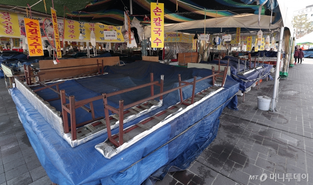 코로나19 확산 영향으로 24일 오후 예정됐던 국회 본회의가 연기된 가운데 서울 여의도 국회 본회의장이 비어 있다. /홍봉진 기자