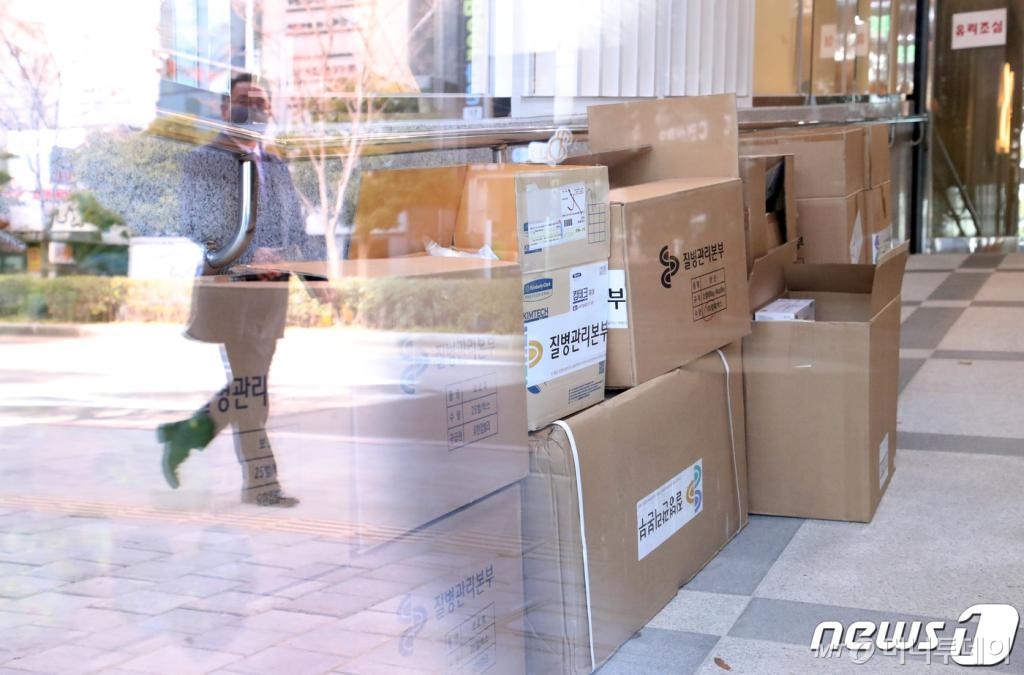 (부산=뉴스1) 여주연 기자 = 24일 부산 연제구 아시아드요양병원 내부에 질병관리본부에서 도착한 물품이 쌓여 있다. 부산시는 12번 확진자(56세 여성)가 근무하는 아시아드 요양병원에 대해 첫 코호트 격리에 들어갔다. 2020.2.23/뉴스1  <저작권자 © 뉴스1코리아, 무단전재 및 재배포 금지>