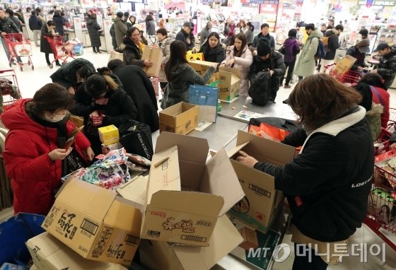 주요 대형마트 3사(이마트·롯데마트·홈플러스) 전 점포 자율 포장대에서 노끈과 테이프 제공이 중단된 지난해 4월 1일 오후 서울 시내의 한 대형마트를 찾은 시민들 및 관광객들이 직접 챙겨 온 장바구니와 박스를 접어 물건을 담고 있다./사진=김창현 기자 chmt@